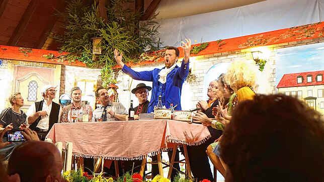 Michael Müller schmettert eine Arie als vermeintlicher Opernstar Giuseppe Parmesani, der engagiert wird, um die 1200-Jahr-Feier perfekt ...