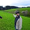 Gerhard Mengesdorf (links) und Till Münnich vom Arbeitskreis Drittes Reich und Wir zeigen in die Richtung des Märtis-Loch zwischen ...