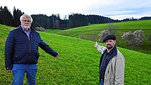 Gerhard Mengesdorf (links) und Till Münnich vom Arbeitskreis Drittes Reich und Wir zeigen in die Richtung des Märtis-Loch zwischen ...