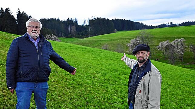 Gerhard Mengesdorf (links) und Till Münnich vom Arbeitskreis Drittes Reich und Wir zeigen in die Richtung des Märtis-Loch zwischen ...