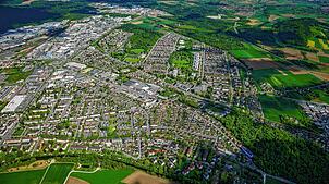 Singen von oben: Die Stadt Singen will bis 2035 klimaneutral werden. Nun hat ein lokaler Energieversorger ein Wegenutzungsrecht ...