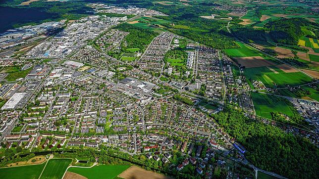 Singen von oben: Die Stadt Singen will bis 2035 klimaneutral werden. Nun hat ein lokaler Energieversorger ein Wegenutzungsrecht ...