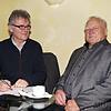 Jubilar Werner Endres (rechts) im Gespräch mit SÜDKURIER-Mitarbeiter Uwe Petersen über sein bewegtes Leben.