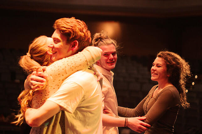 Erleichterung und Freude bringt dieses Bild zum Ausdruck: Deborah Bode umarmt Alvaro Rentz, Jonas Bussler und Clara Kaupp blicken ...