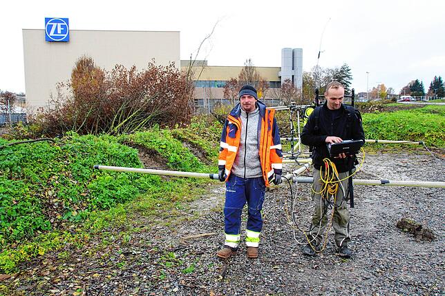 November 2016: Christoph Grafe und Marcus Kieüling scannen einen Teil des Parkplatzes vor dem ZF-Werk 2. Ihre Untersuchung dient ...