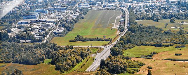 Wer von der Reichenau kommend nach Konstanz fährt, muss am Flugplatz vorbei.