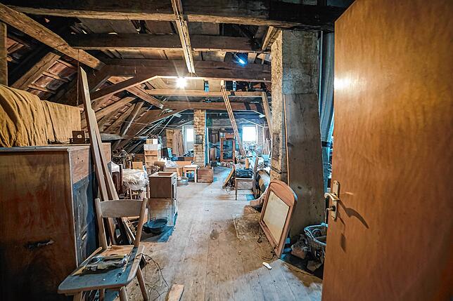 Bild 3: Vom Keller bis in den Dachboden: Im alten Gasthaus &bdquo;Linde&ldquo; werden Erinnerungen an damals wach