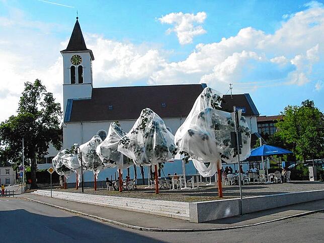 Auch diese Verpackung der Bäume vor der Alten Kirche, dem Domizil des Vereins, geht auf eine Initiative des Kunstvereins Volkertshausen ...