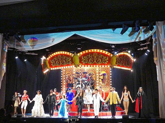 Das Musical-Karusell im Gloria-Theater dreht sich: Die Darsteller freuen sich über eine gelungene Premiere.