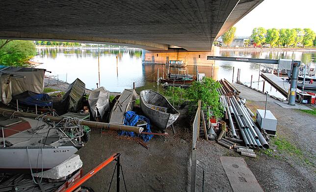 Unter der Rheinbrücke endet der Uferweg recht abrupt – links ist ein Zaun, an dem der öffentliche Zugang zum Seerhein endet.