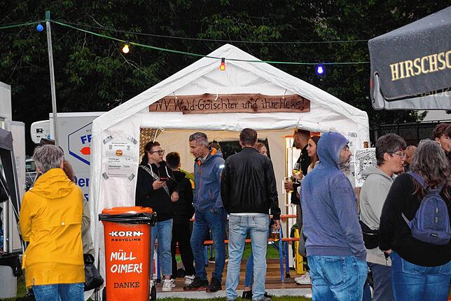 Bild 5: Besucher feiern trotz Regen auf 34. Walder Dorffest