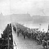Koblenz, Soldaten überqueren Rheinbrücke