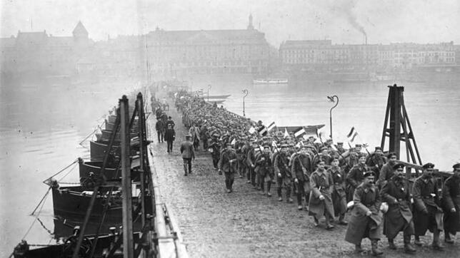 Deutshe Soldaten überqueren auf einer Behefsbrücke den Rhein bei Koblenz. Im Hintergrund das Schloss