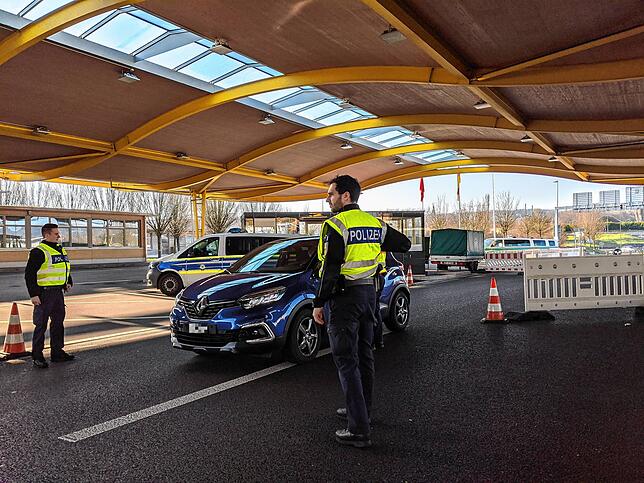 Am Autobahnzoll Konstanz-Kreuzlingen nehmen deutsche Bundespolizisten am 16. März 2020 um kurz nach 8 Uhr die erste Kontrolle bei der ...