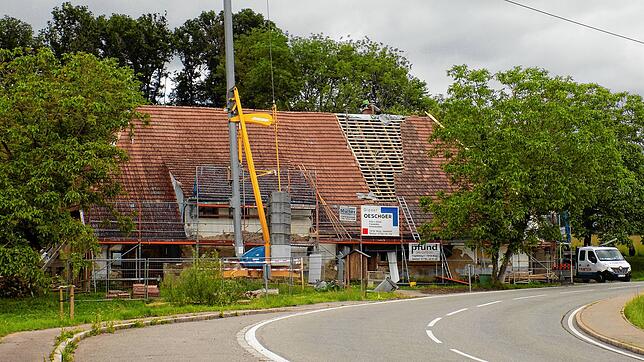 Die Sanierungsarbeiten im Zechenwihler Hotzenhaus sind innen wie außen in vollem Gange.