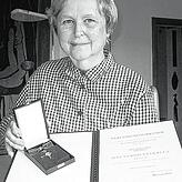 Doris Epple erhielt auch das Bundesverdienstkreuz (2002). Der Orden war nützlich: Bei ihren Reisen steckte sie ihn an das schwarze ...