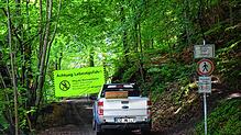 Nur ein Gemeindefahrzeug wie dieses darf im Dienst von Bodman aus hier weiterfahren. Der Weg ist gesperrt.