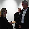 Bürgermeister Uwe Eisch (rechts) gratuliert Denise Kiesling zu ihrer Wahl als stellvertretende Kommandantin der Freiwilligen Feuerwehr ...