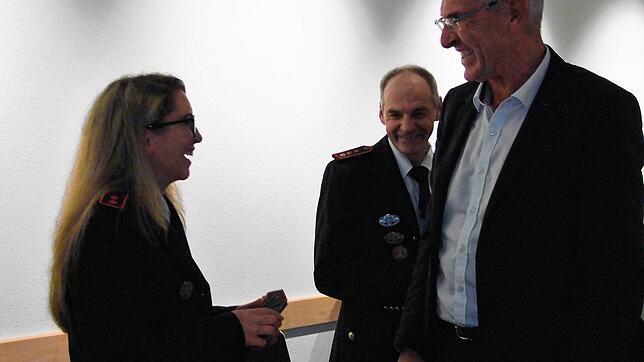 Bürgermeister Uwe Eisch (rechts) gratuliert Denise Kiesling zu ihrer Wahl als stellvertretende Kommandantin der Freiwilligen Feuerwehr ...