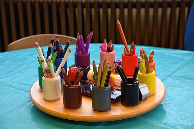 Malutensilien sind mit den Kindern vom alten Kindergarten in die Übergangslösung gezogen.