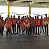 18 SÜDKURIER-Abonnenten konnten das Verteilzentrum von Amazon in Meßkirch besuchen und Fragen stellen. Rechts im Bild Manfred ...