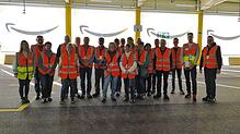 18 SÜDKURIER-Abonnenten konnten das Verteilzentrum von Amazon in Meßkirch besuchen und Fragen stellen. Rechts im Bild Manfred ...