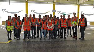 18 SÜDKURIER-Abonnenten konnten das Verteilzentrum von Amazon in Meßkirch besuchen und Fragen stellen. Rechts im Bild Manfred ...