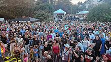 Begeistert singt und tanzt das altersmäßig bunt gemischte Publikum beim Partyabend mit der Band Radspitz die bekannten Party- und ...
