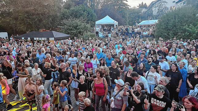 Begeistert singt und tanzt das altersmäßig bunt gemischte Publikum beim Partyabend mit der Band Radspitz die bekannten Party- und ...