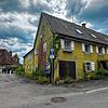 Das Haus in der Seestraße 19 in Bodman (rechts) soll abgerissen und durch einen Neubau ersetzt werden. Schräg dahinter befindet sich das ...