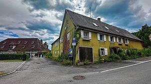 Das Haus in der Seestraße 19 in Bodman (rechts) soll abgerissen und durch einen Neubau ersetzt werden. Schräg dahinter befindet sich das ...