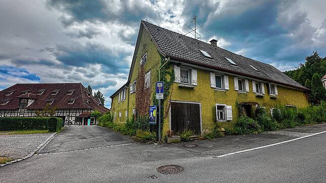 Das Haus in der Seestraße 19 in Bodman (rechts) soll abgerissen und durch einen Neubau ersetzt werden. Schräg dahinter befindet sich das ...