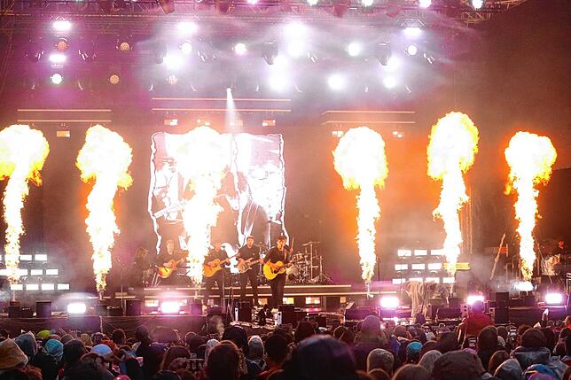 Bild 14: Regenfeste Wincent-Weiss-Fans in Salem