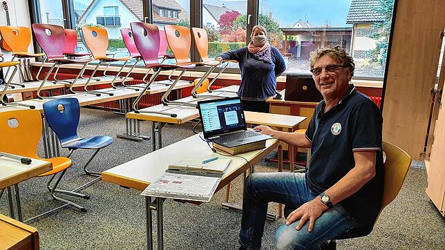 Unterricht unter Pandemiebedingungen: Der Musikunterricht läuft an der Realschule Wehr überwiegend digital. Lehrer Uwe Däuble begrüßt ...