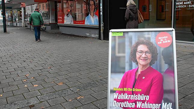 Die Ekkehardstraße beherbergt gleich zwei Abgeordnetenbüros: Hans-Peter Storz (SPD) und Dorothea Wehinger (Grüne) sind Tür an Tür zu finden.