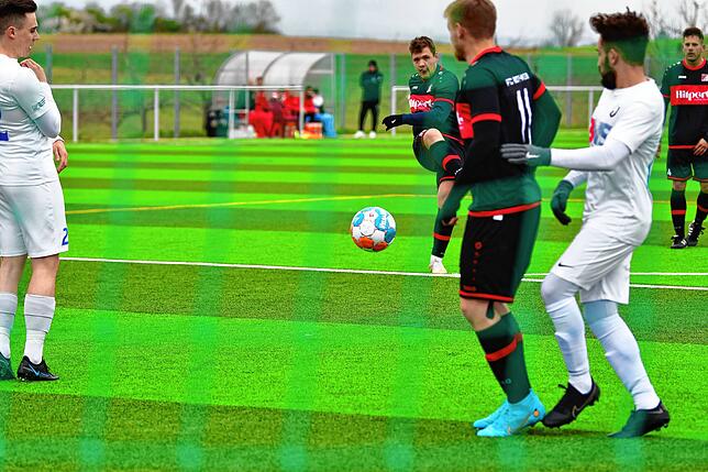 Maß genommen: Luis Schanz traf per Freistoß für den FC RW Weilheim zum 1:2 bei der 2:4-Niederlage beim FC Erzingen.