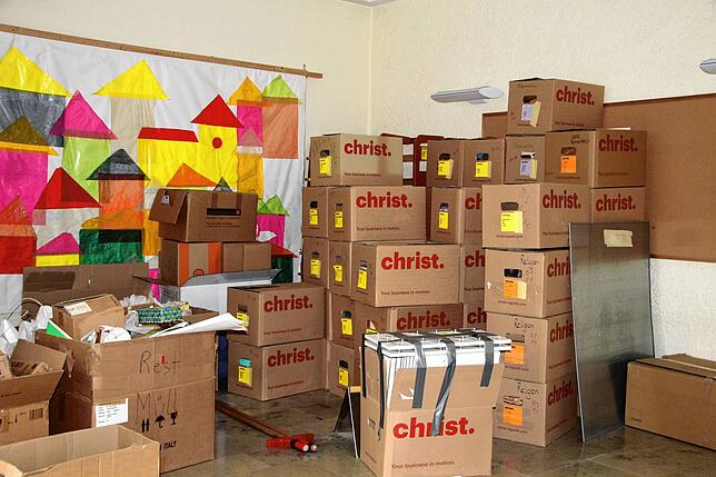 In den alten Klassenzimmern sind die Kartons gepackt.