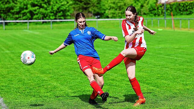 Intensive Zweikämpfe gab es beim Finale der B-Juniorinnen.