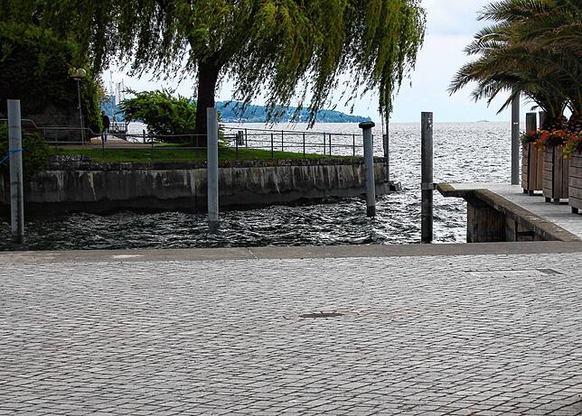 Der Überlinger Mantelhafen 2019: Fußgänger können sorglos und mit trockenen Füßen auf der Uferpromenade spazieren – wenn es nicht gerade ...