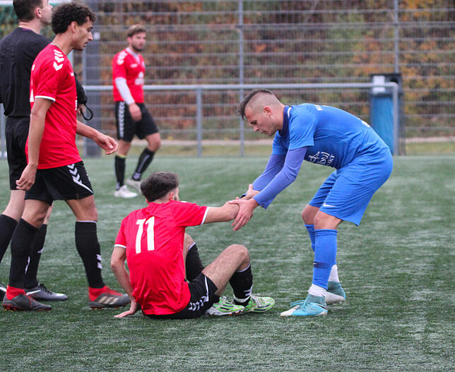 Anadolu-Spieler Samuel Eckert hilft seinem Gegner Mert Tuncer auf die Beine.
