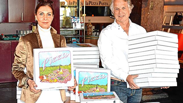 Pizza über Pizza: Grit und Joachim Schuble spenden der Überlinger Tafel 100 Pizzagutscheine, die die Tafelkunden im ...