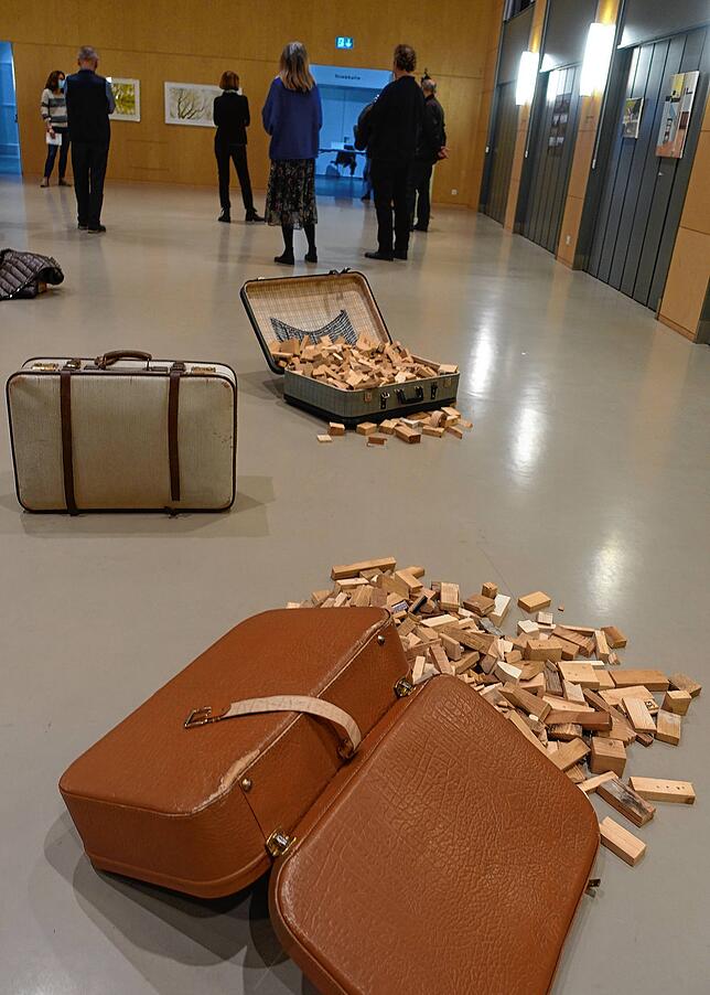 Ulrich Wössner zeigt in der Ausstellung eine Koffer-Installation