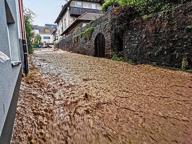 Wasser strömt durch Lörrach-Tumringen. Die Wassermassen liefen nach einem heftigen Gewitter die Lucke und den Tüllinger Berg hinunter. ...