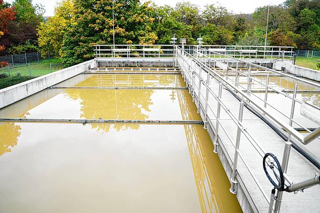 Das Abwasser gelangt nach dem Sand- und Fettfang in die Vorklärbecken. Durch eine geringe, kaum erkennbare Strömung lassen sich hier ...