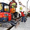 Breitbandkabel für die Villinger Innenstadt: Neben dem Bächle in der Niederen Straße wird ein Kabelkanal ausgebaggert.