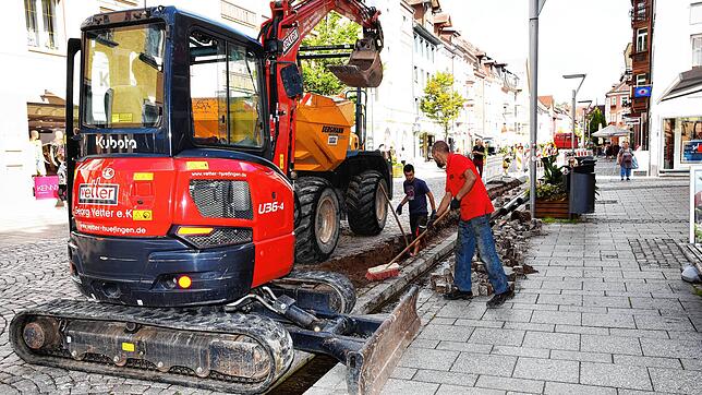 Breitbandkabel für die Villinger Innenstadt: Neben dem Bächle in der Niederen Straße wird ein Kabelkanal ausgebaggert.