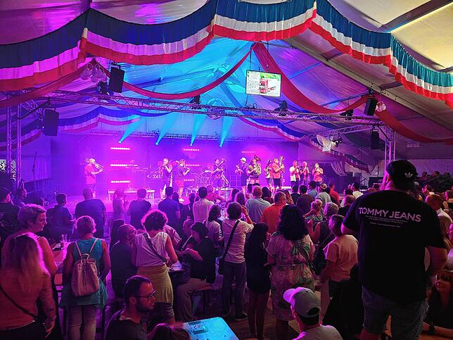 Bild 24: Chilbi 2024: Gute Laune beim Brassabend mit Brasstastisch und Brasslufthamma