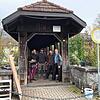 Die Baumannschaft: Daniel Gerteis (links) und Felix Mulflur (rechts) vom Büro Flößer. In der Mitte die Stadtschreiner Elias Oertlin und ...