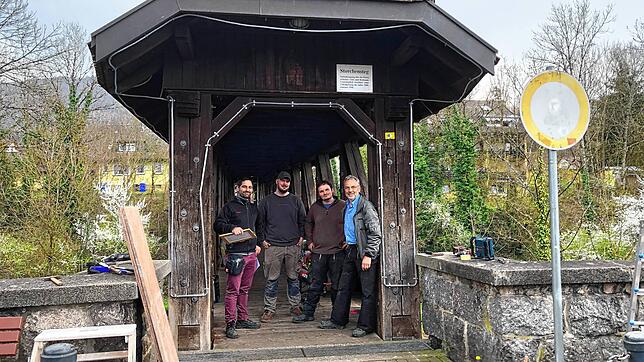 Die Baumannschaft: Daniel Gerteis (links) und Felix Mulflur (rechts) vom Büro Flößer. In der Mitte die Stadtschreiner Elias Oertlin und ...