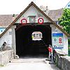 An den Rand der historischen Brücke geschoben wurde die Absperrung auf der deutschen Rheinseite des Übergangs von Jestetten nach Rheinau ...